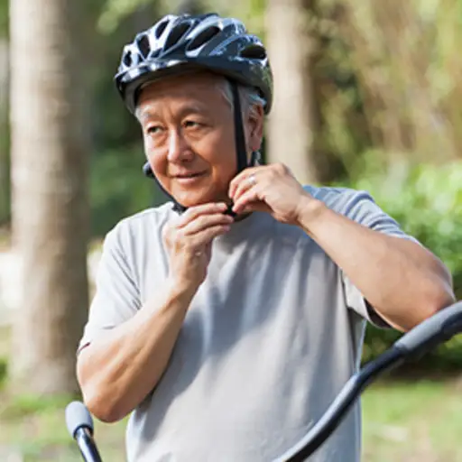 一名年长男子正在戴头盔。
