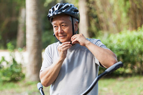 系上头盔的年长男子。