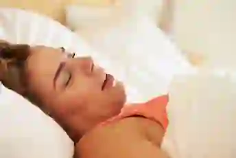 女性打鼾