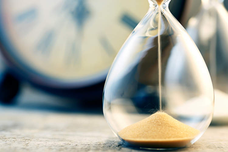 沙漏等待沙回落。