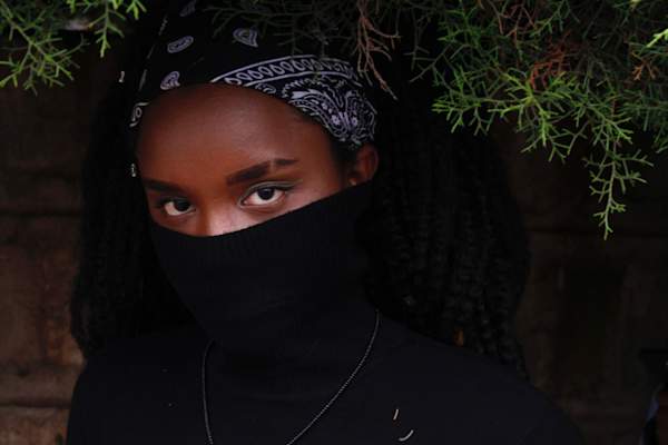 女人用高领毛衣遮住脸