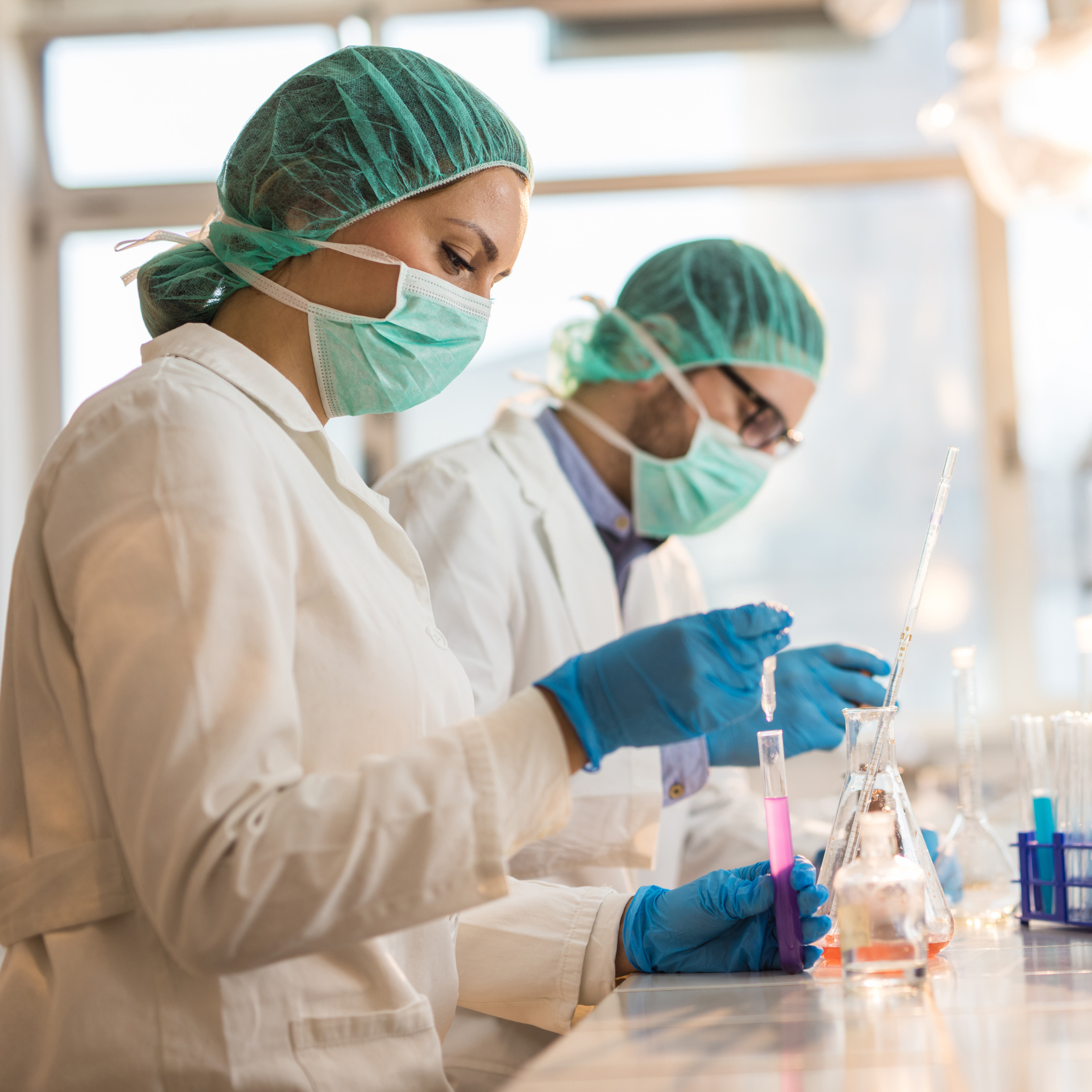 科学家们在实验室进行医学研究时使用试管。