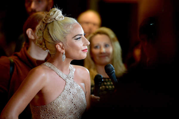 11月29日，Lady Gaga出席了第32届美国电影艺术奖颁奖典礼。当晚，第32届美国电影艺术奖颁奖典礼在比弗利希尔顿酒店举行。