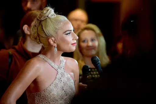 2018年11月29日，Lady Gaga出席在比佛利希尔顿酒店举行的第32届美国电影博物馆颁奖典礼，颁奖嘉宾是布莱德利·库珀。