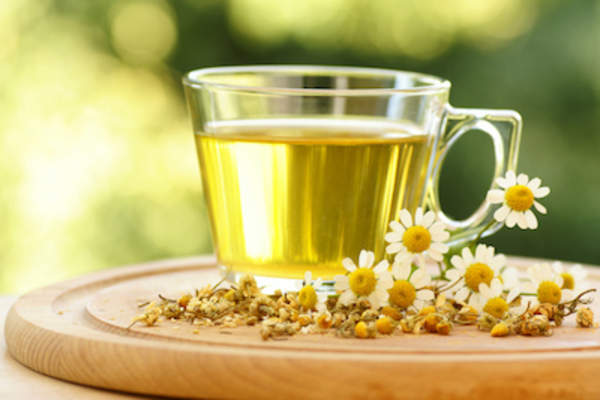 新鲜的甘菊茶的玻璃。