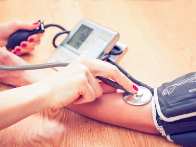护士检查患者的血压。