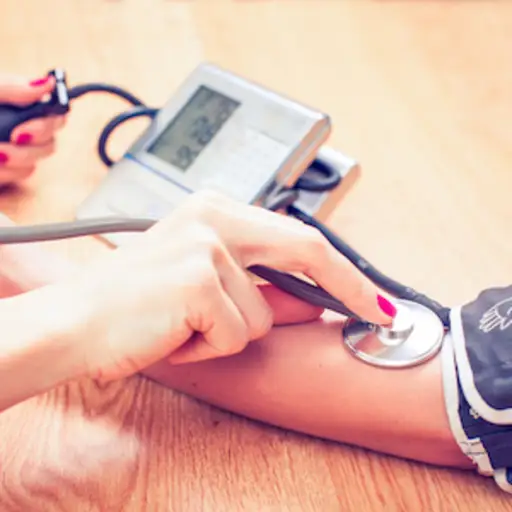 护士给病人量血压。
