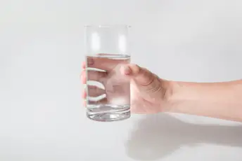 拿着玻璃