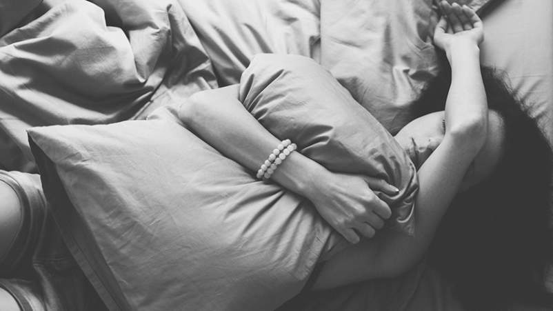 妇女因关节炎引起的疼痛而无法入睡。