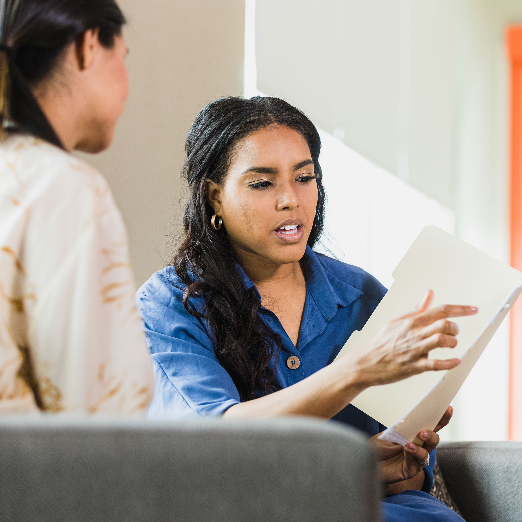 医生对她的病人说话