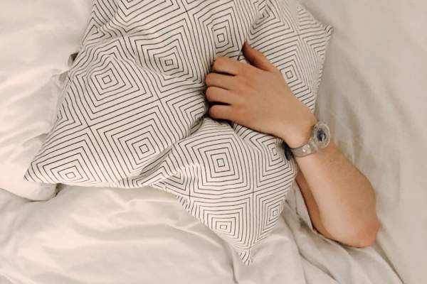 持有人在脸上枕头