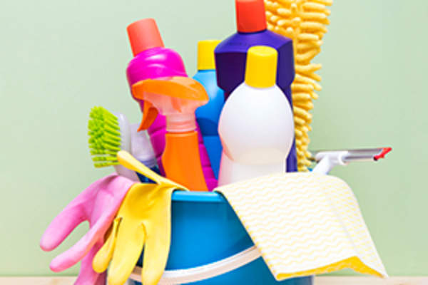 清洁产品中的水桶。