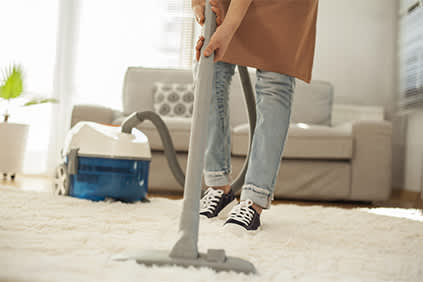 女人用地毯清洁剂。