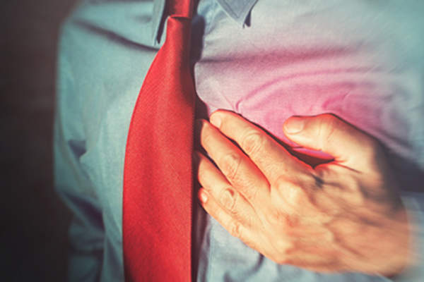 心脏周围有胸痛的人。