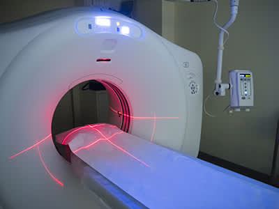 医院里空着CT扫描仪，显示病床和红灯