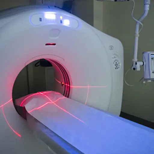 医院里空着的CT扫描仪显示着病床和红色的灯光