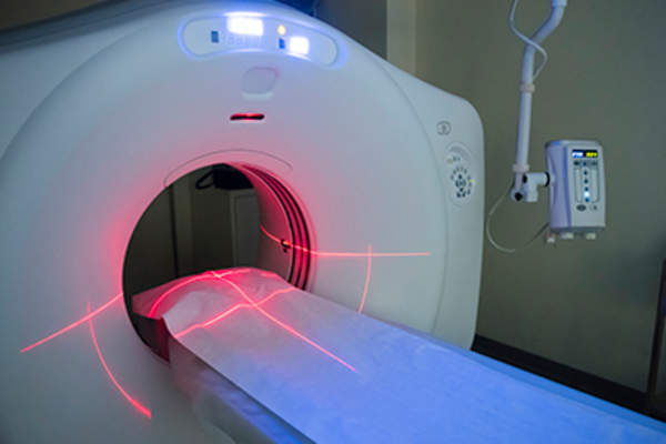 医院里空着CT扫描仪,显示病床和红灯