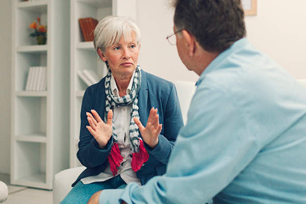 女人与不同意她的医生。