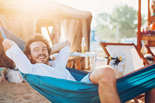 男人在吊床上休息。