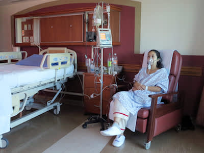 哮喘发作后在医院康复的妇女。