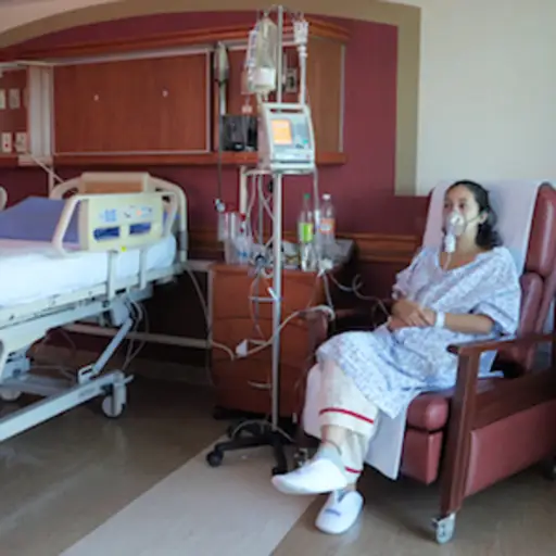 妇女在哮喘发作后在医院恢复。