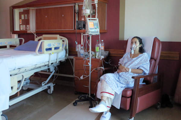 哮喘发作后在医院康复的妇女。