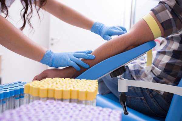 护士检查病人的血液