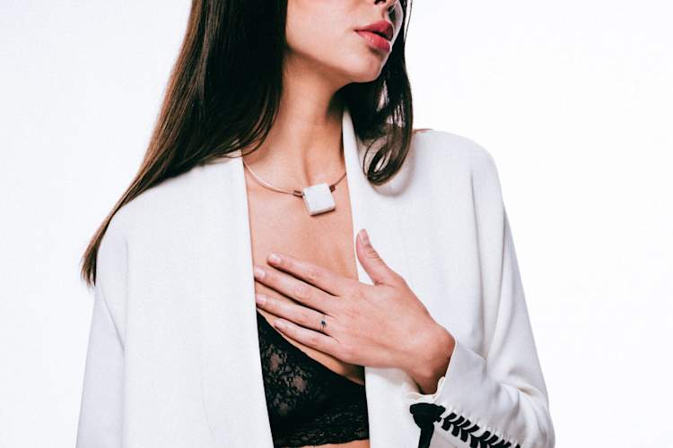 女人的手放在她的胸部