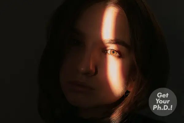 女人的脸上轻的一只眼睛