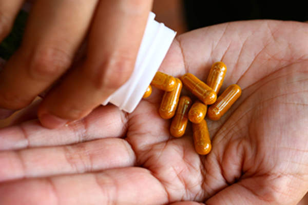 男人把补品倒在手上。