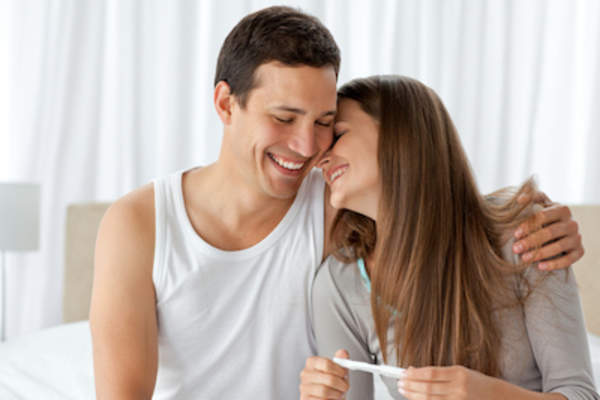 年轻夫妇对验孕很满意。