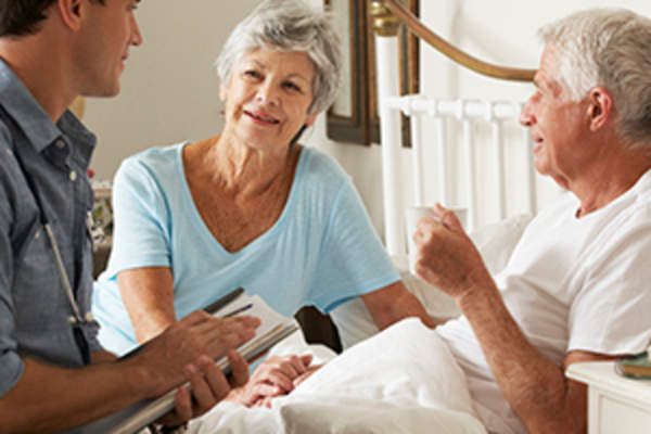 医生谈论女人一下丈夫的保健在家中的形象。