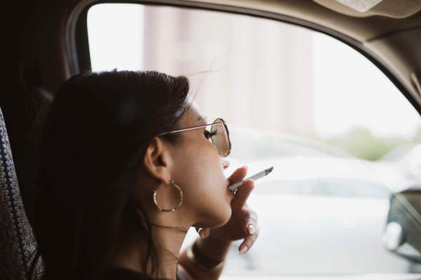 女人在车上吸烟香烟