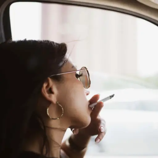 在车里抽烟的女人