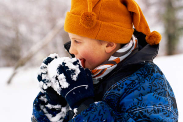 在外面雪地里的男孩。