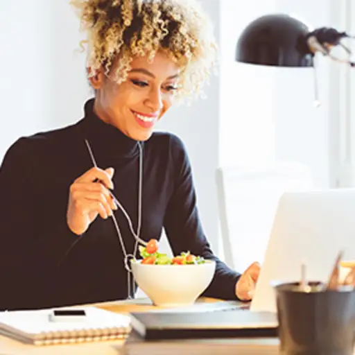 妇女在膝上型计算机写食物图书馆。