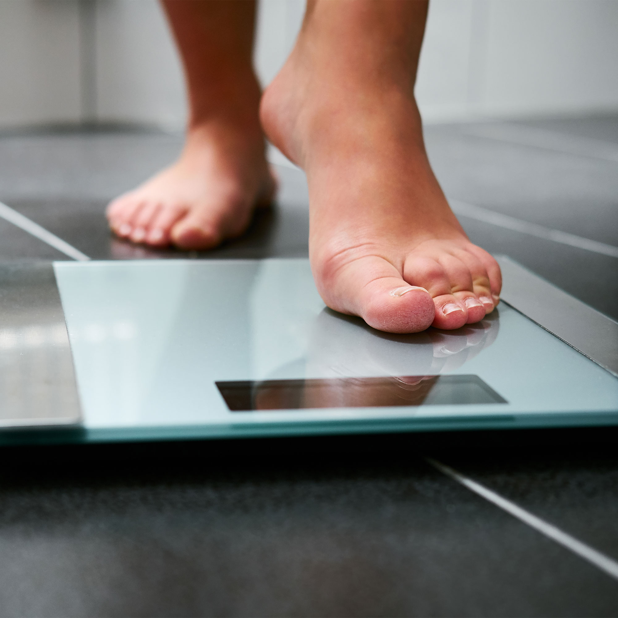 看到某人的脚踩在规模