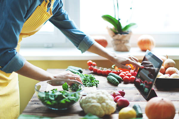 女人煮菜的形象