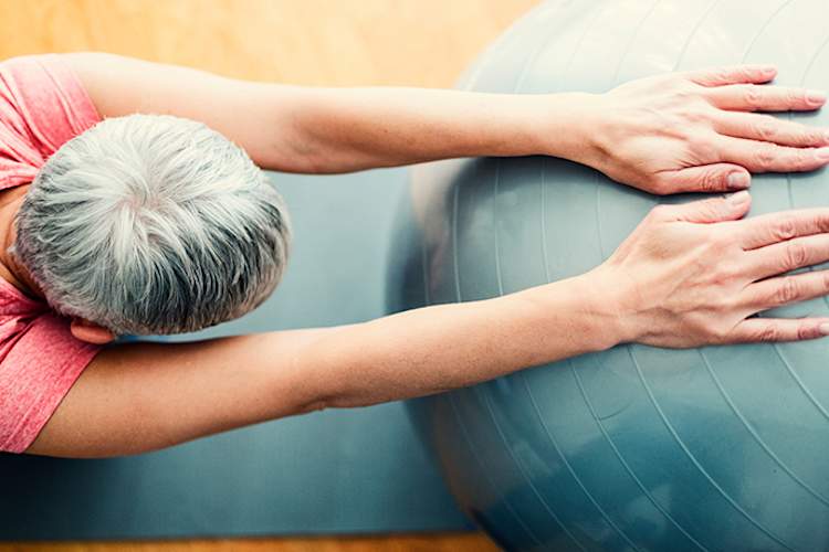 高年级学生用健身球。