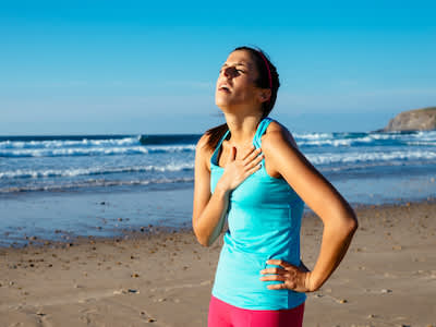 运动时呼吸困难的妇女。