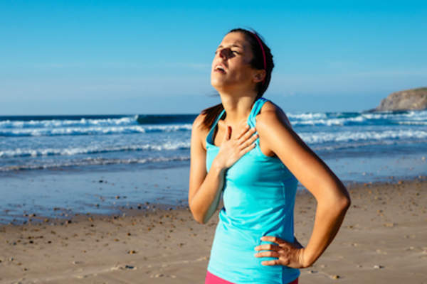 运动时呼吸困难的妇女。