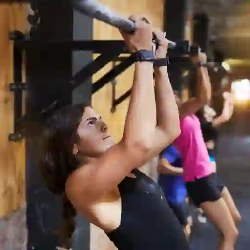 女人们在健身房做引体向上。