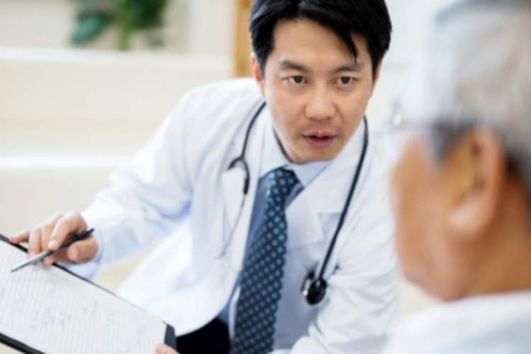 医生与病人讨论病情。