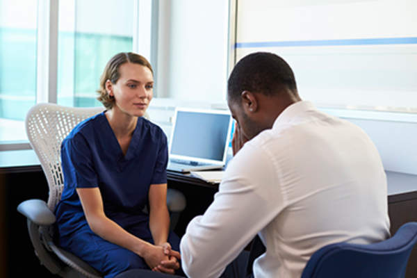 郁闷的人交谈的医生。