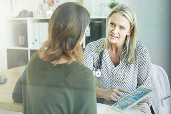 医生会在在平板电脑上病人的结果。