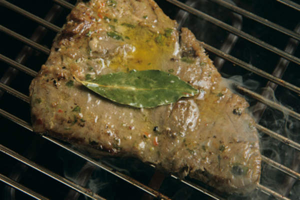 月桂叶上的肉形象