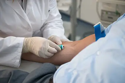 一名男子正在抽血做反共测试。