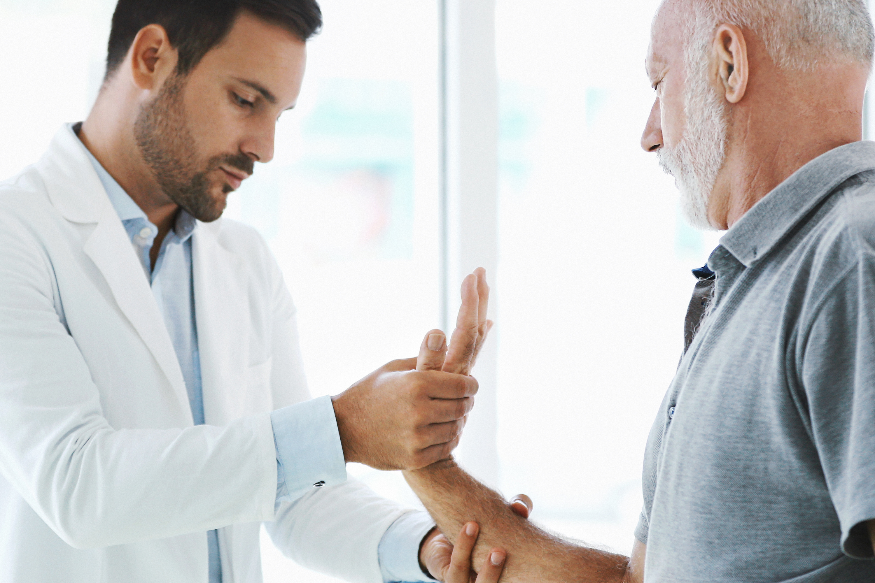 医生检查病人的手腕