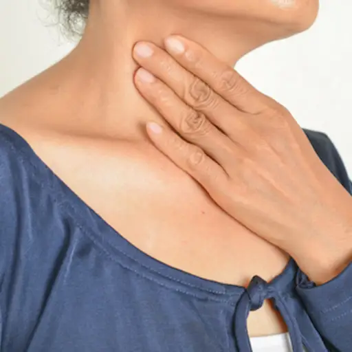 女人拿着喉咙。