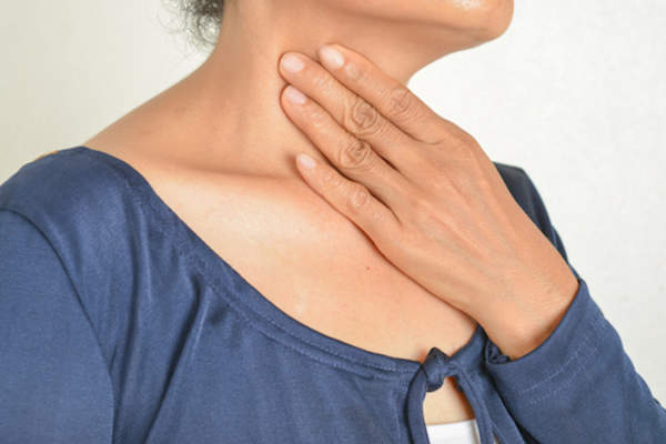 女人拿着喉咙。